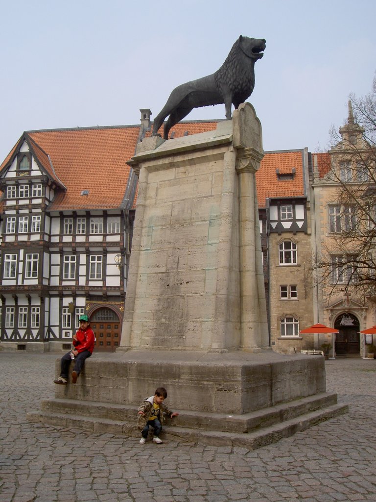 Braunschweig, Welfendenkmal mit dem Braunschweiger Lwe (04.04.2009)