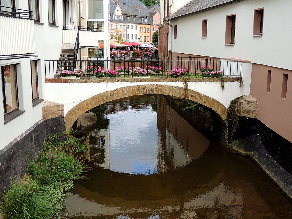 Brcke ohne Zugang spannt sich ber den Leukbach, und verbindet zwei Huser in Saarburg; 120826