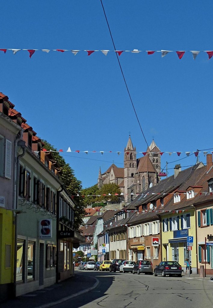 Breisach am Rhein, Blick durch die Rheinstrae zum Mnster, Aug.2011