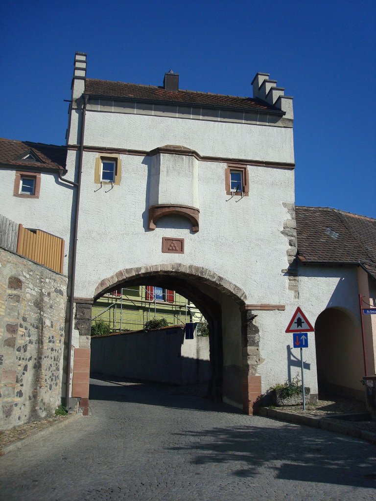 Breisach am Rhein, das Kapftor als Teil der Burgbefestigung, 1359 erstmals urkundlich erwhnt, seit 1918 als Wohngebude genutzt, Okt.2010