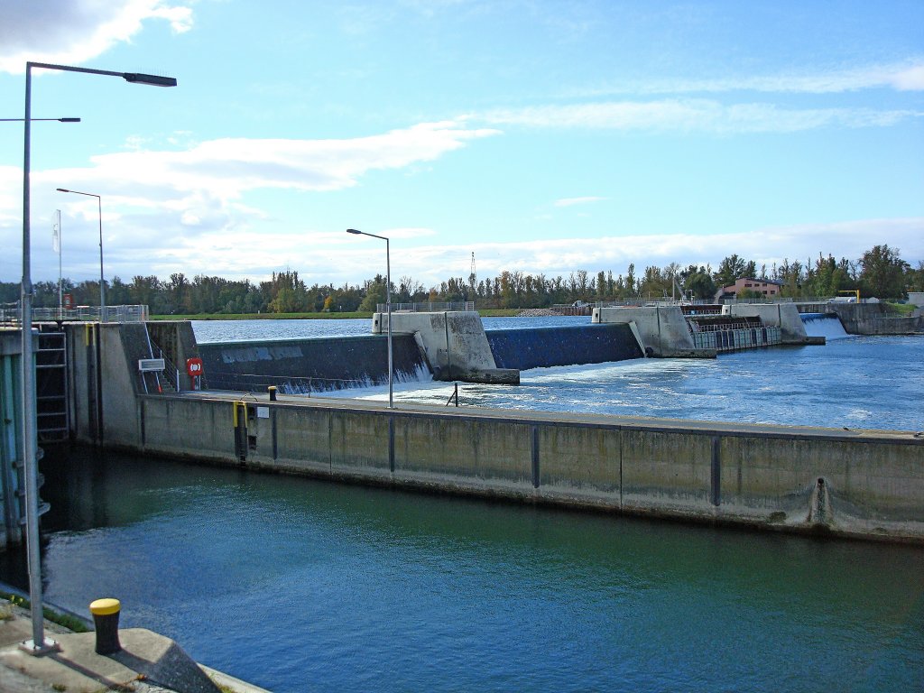 Breisach am Rhein, Kulturwehr und kleine Schleuse am Altrhein, Okt.2008