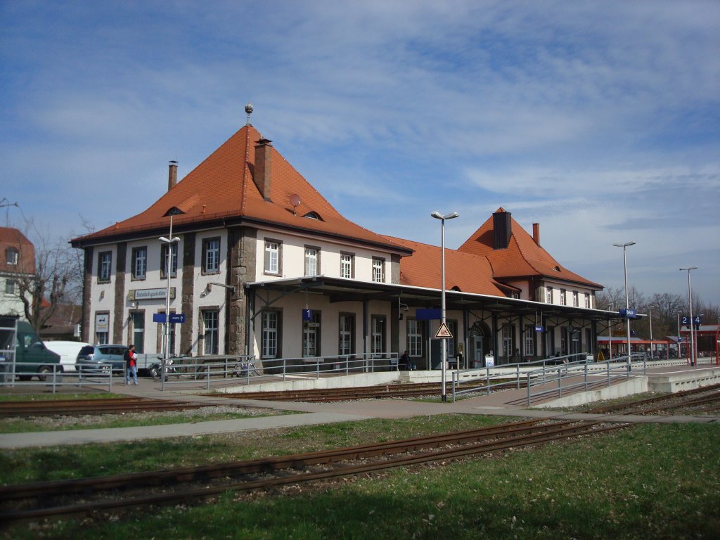 Breisach am Rhein,
Bahnhofsgebude von der Bahnseite aus,
Mrz 2010
