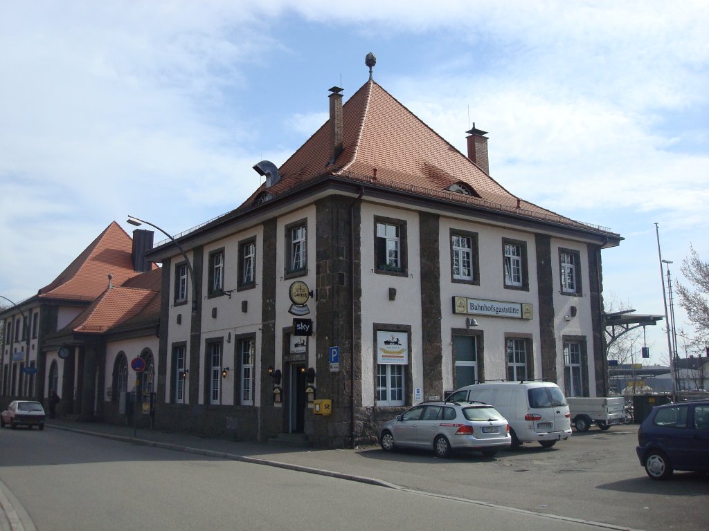 Breisach am Rhein,
Bahnhofsgebude von der Straenseite aus,
Mrz 2010