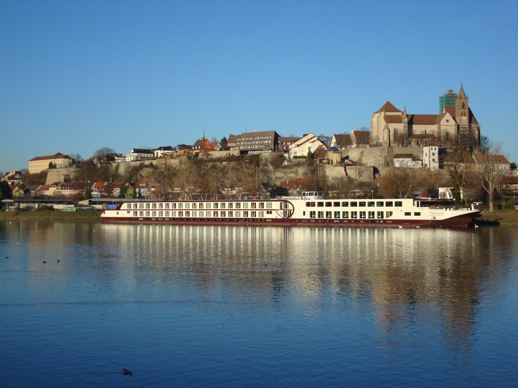 Breisach am Rhein,
Blick von der franzsischen Seite auf Burgberg mit Mnster,
darunter der Anleger fr Kreuzfahrtschiffe,
Dez.2009