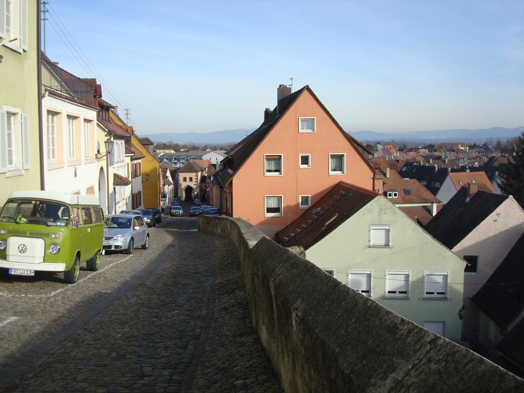 Breisach am Rhein,
Blick vom Hagenbachturm zum Gutgesellentor,
Feb.2010