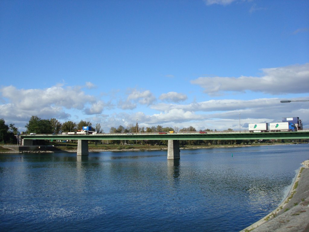 Breisach am Rhein,
die Rheinbrcke vom franzsischen Ufer aus gesehen,
Dez.2009