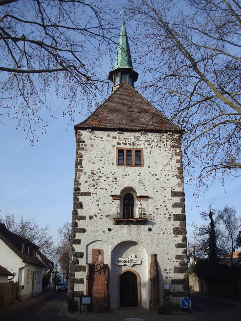 Breisach am Rhein,
Radbrunnenturm,seit 1198 versorgte ein 41m tiefer Brunnen 
die Oberstadt mittels hlzernem Tretrad mit Wasser,
seit 1983 Ausstellungs-und Konzertraum,
Feb.2010