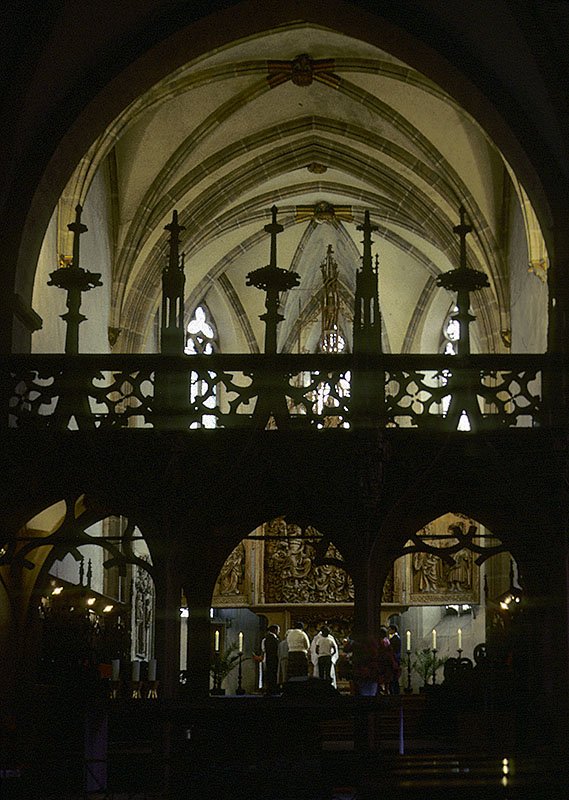 Breisach, St. Stephansmnster. Blick nach Osten in den hochgotischen Chor (ab etwa 1275), durch den Lettner etwas verdeckt. Innenaufnahme von Sept. 1982, HQ-Scan ab Dia.
