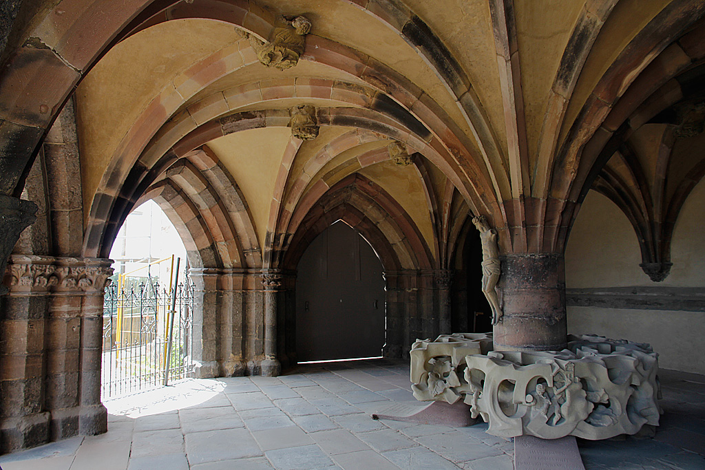 Breisach, St. Stephansmnster. Gotische, durch Mittelpfeiler abgesttzte und nach aussen geffnete polygonale Krypta mit Rippengewlbe direkt unterhalb des Chors. 1978 wurde sie zur Gedenksttte und erinnert an die fast vollstndige Zerstrung der Stadt Breisach 1945, bzw. an den Wiederaufbau. Renovationsbedrftig. Aufnahme vom 06. Juli 2010, 12:25