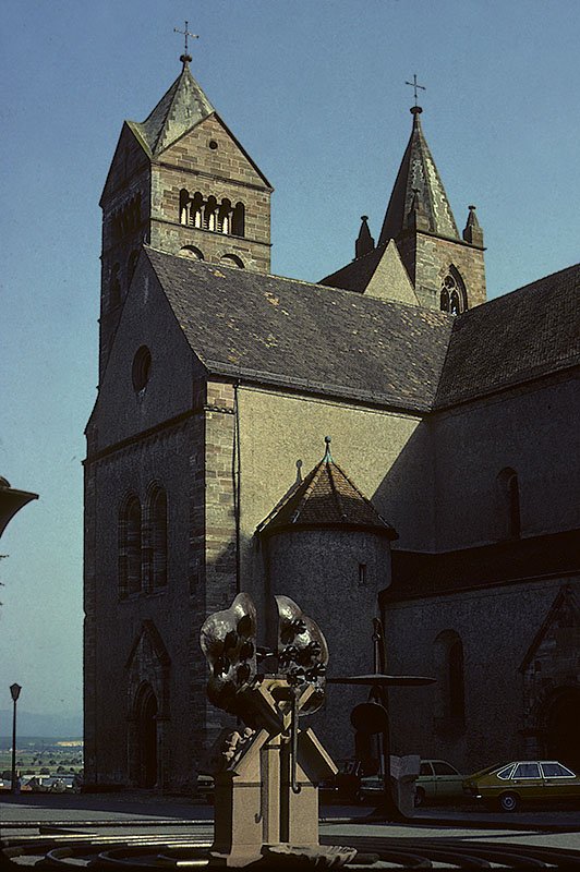 Breisach, St. Stephansmnster, romanisch/gotisch, Ende 12. Jh. bis 1230. Ansicht von Nordwesten mit Querschiff/Langhaus und Trmen. Aufnahme von Sept. 1982, HQ-Scan ab Dia.