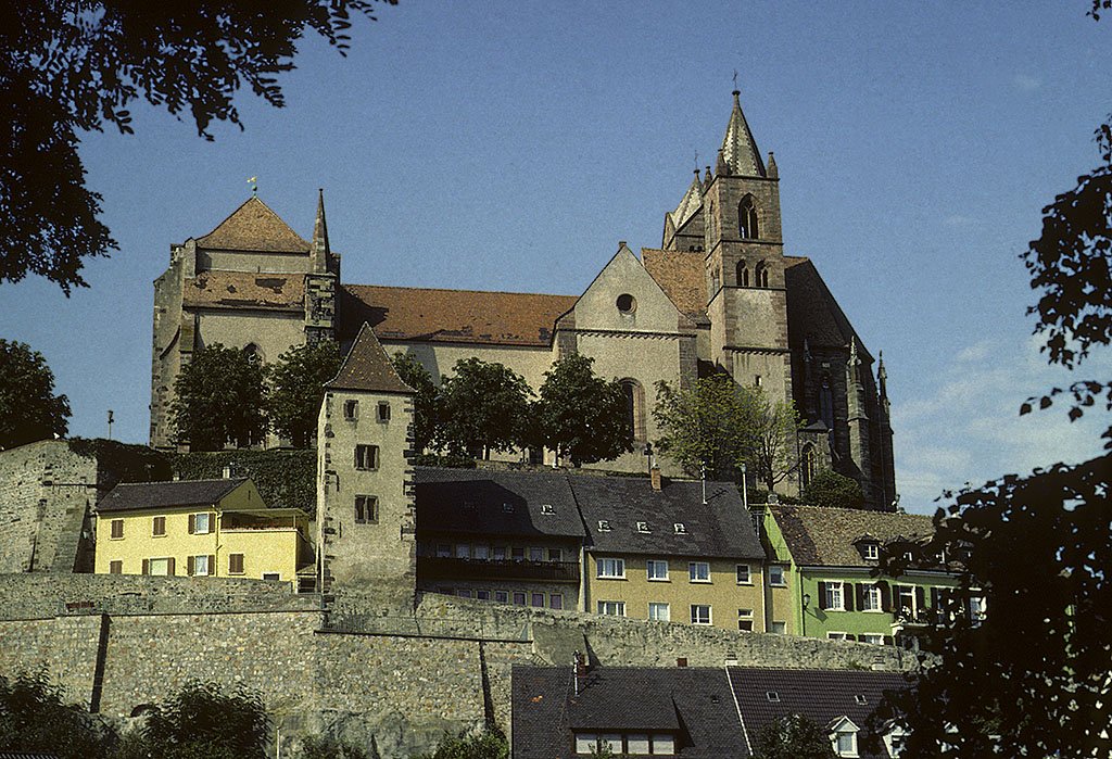 Breisach, St. Stephansmnster, romanisch/gotisch, Ende 12. Jh. bis 1230. Chor hochgotisch, ab etwa 1275. Ansicht von Sden mit Wohnhuser und Hagenbachturm, Sept. 1982, HQ-Scan ab Dia.