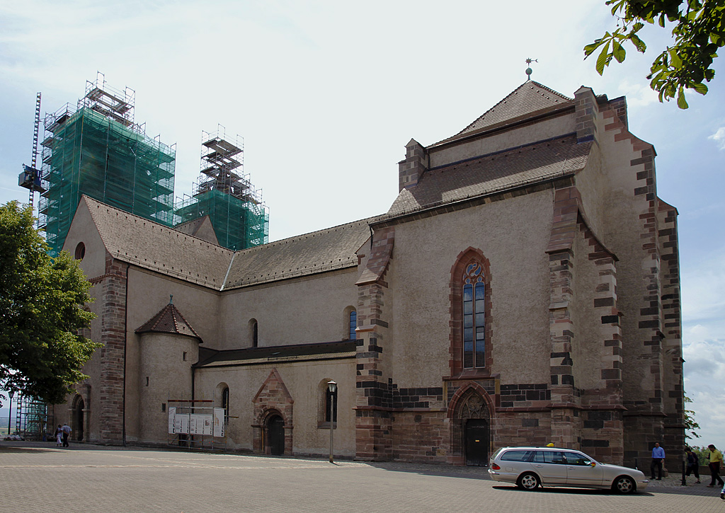 Breisach, St. Stephansmnster, romanisch/gotisch, Ende 12. Jh. bis um 1300. Ansicht von Nordwesten mit Westbau, Langhaus, nrdlichem Querschiff und den beiden momentan eingersteten Chorflankentrme, 06. Juli 2010, 11:45