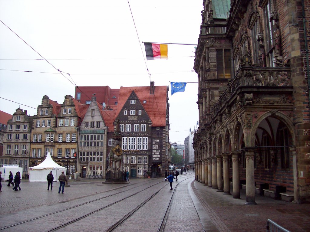 Bremen, Roland und Haus Beck's am Markt mit Gedenkinschrift (3.10.2010)