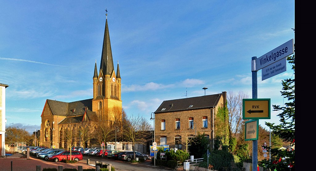 Brenig (SU-Kreis) mit Sankt Evergislus Kirche und rechts  davon das Rathaus - 15.12.2012