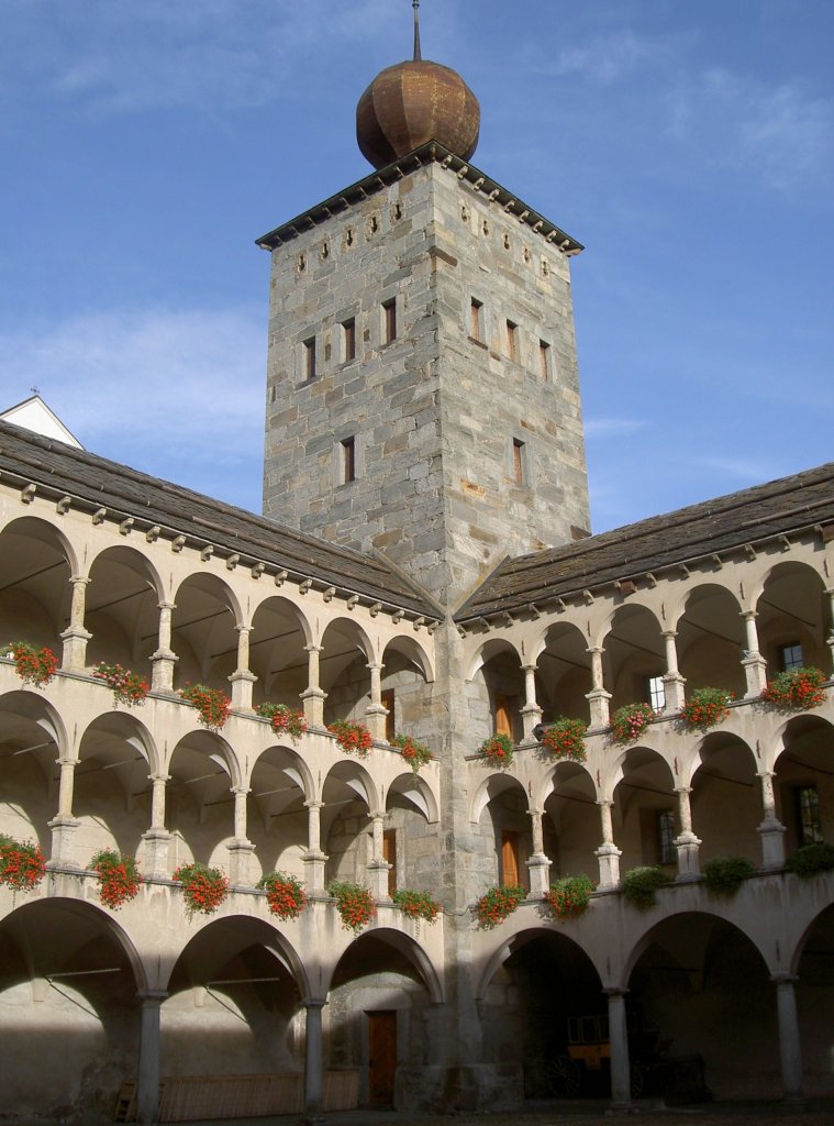 Brig, Innenhof des Stockalperpalast, erbaut von 1658 bis 1678, Arkadenflgel 
(14.09.2010)