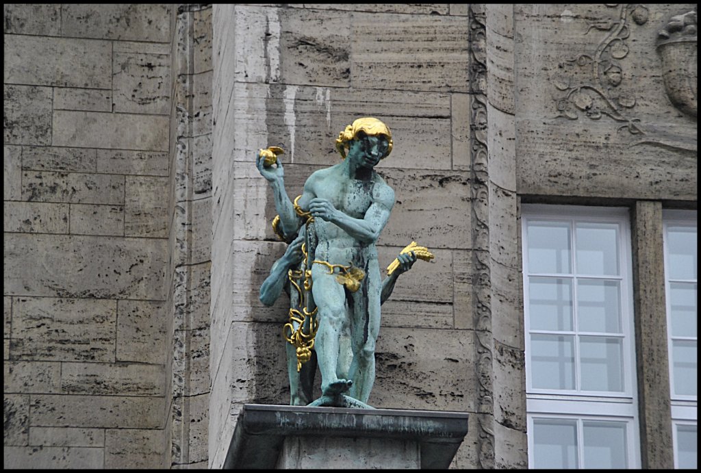 Bronzefigur, (Nhste Lister Platz)  in Hannover. Foto vom 23.01.2011