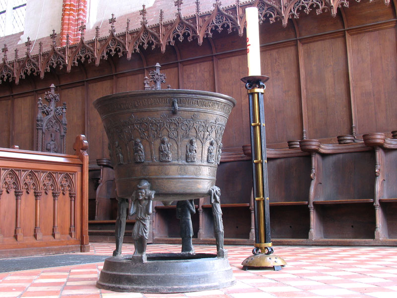 Bronzenes Taufbecken (1367), Leuchter (1965) und Chorgesthl im sogenannten Bardowicker Dom St. Peter und Paul; 24.08.2010
