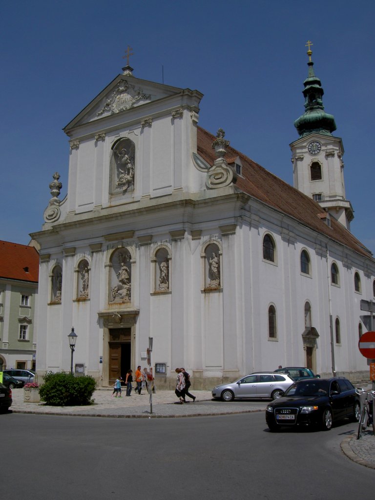 Bruck an der Leitha, Pfarrkirche zur Hl. Dreifaltigkeit, erbaut von 
1696 bis 1702 von Heinrich Hoffmann am Hauptplatz (03.06.2011)