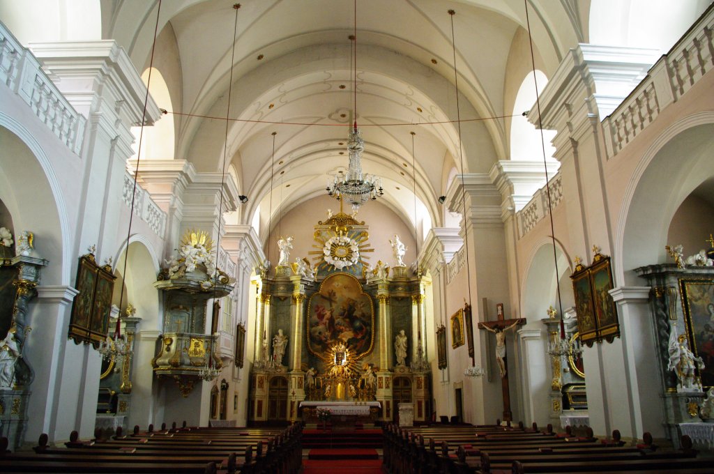 Bruck an der Leitha, Pfarrkirche zur Hl. Dreifaltigkeit mit Ausstattung 
aus dem 18. Jahrhundert (03.06.2011)