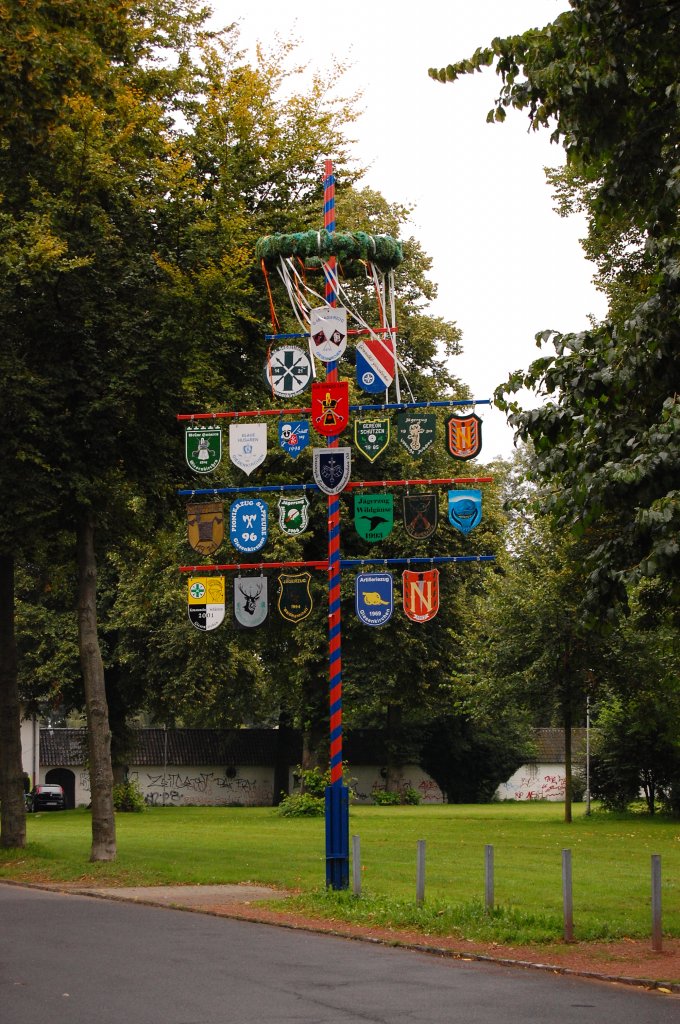 Bruderschaftsmai der St. Gereonschtzenbruderschaft Giesenkirchen am Park  Am alten Friedhof  / Dominikus-Vraetz-Strae am 2.9.2010, der  Baum  wird von den Zugwappen geschmckt.