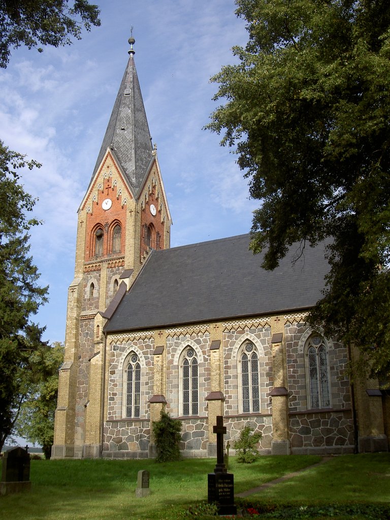 Brudersdorf, Dorfkirche, erbaut von 1863 bis 1866 als neugotischer Feldsteinbau
(16.09.2012)