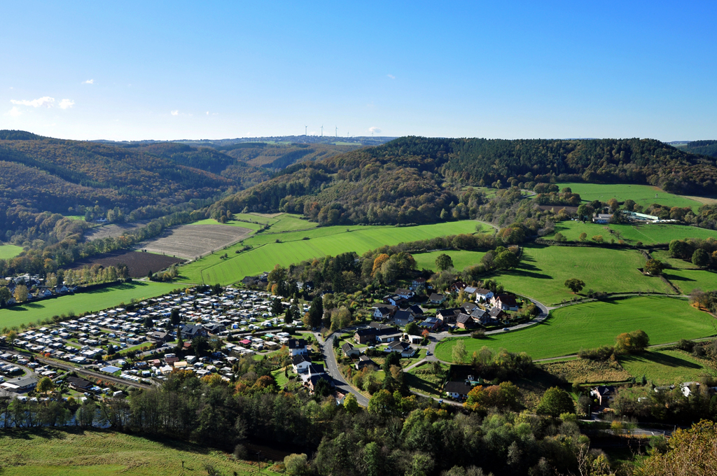 Brck an der Rur,  kleiner Ort am Fue der Burg Nideggen - 27.10.2012