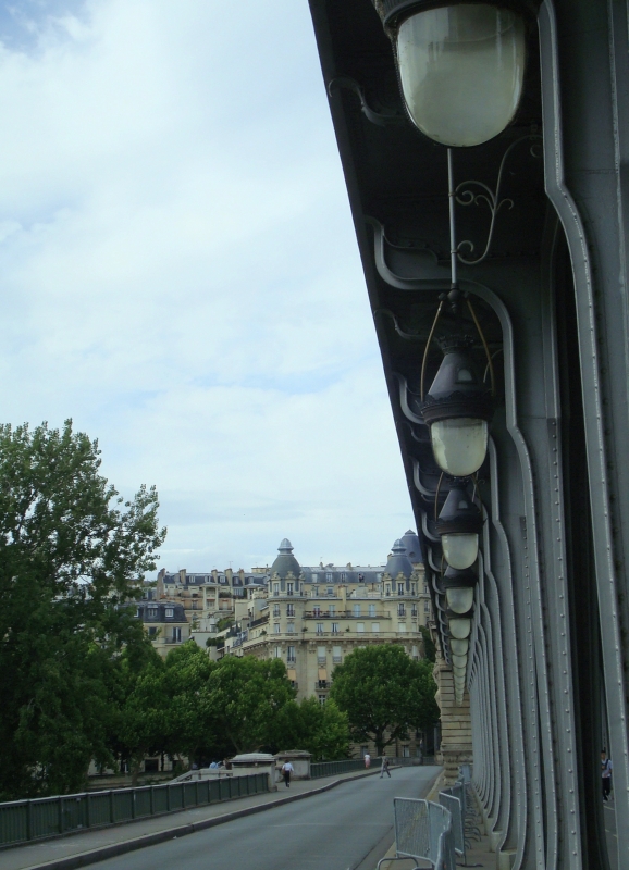 Brcke ber die Seine - unten fr Autos, oben fr die Metro. Blick auf den Pariser Stadtteil Passy. 13.7.2009
