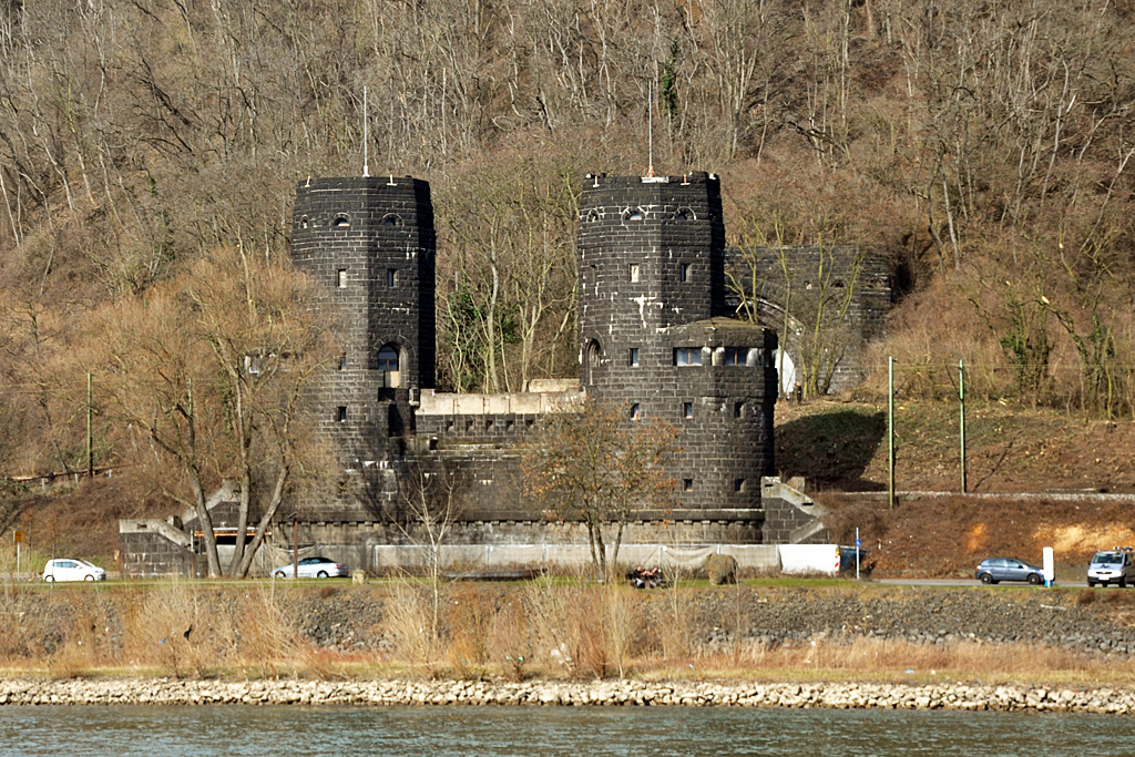 Brckenpfeiler der ehemaligen  Brcke von Remagen , rechtsrheinisch - 08.03.2013