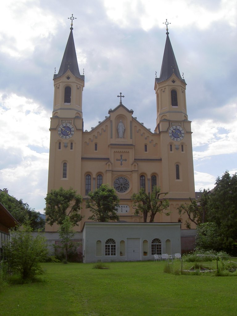 Bruneck, Pfarrkirche Unsere lieben Frau, erbaut ab 1850 durch Baumeister  Hermann von Bergmann im neuromanischen Stil (26.06.2010)