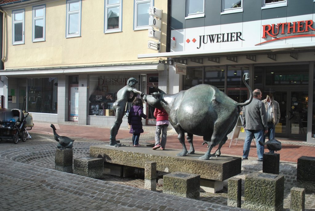 Brunnen mit Figuren in der Fugngerzone in 31515 Wunstdorf, am 21.03.2011