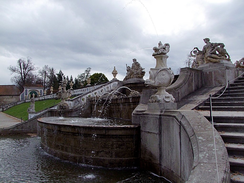 Brunnen im Schlopark von Česk Krumlov, (der Weltkulturerbestadt Krumau);101028