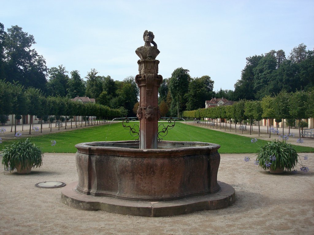 Brunnen vor dem Schlo Favorite bei Rastatt/Baden,
Aug.2010