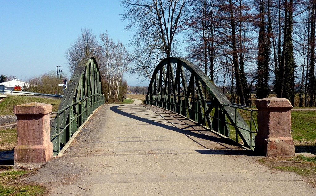 Buchheim, die alte Stahlbogenbrcke ber die Dreisam, nach einem Neubau daneben nur noch fr Radfahrer und Fugnger zugelassen, Mrz 2012 