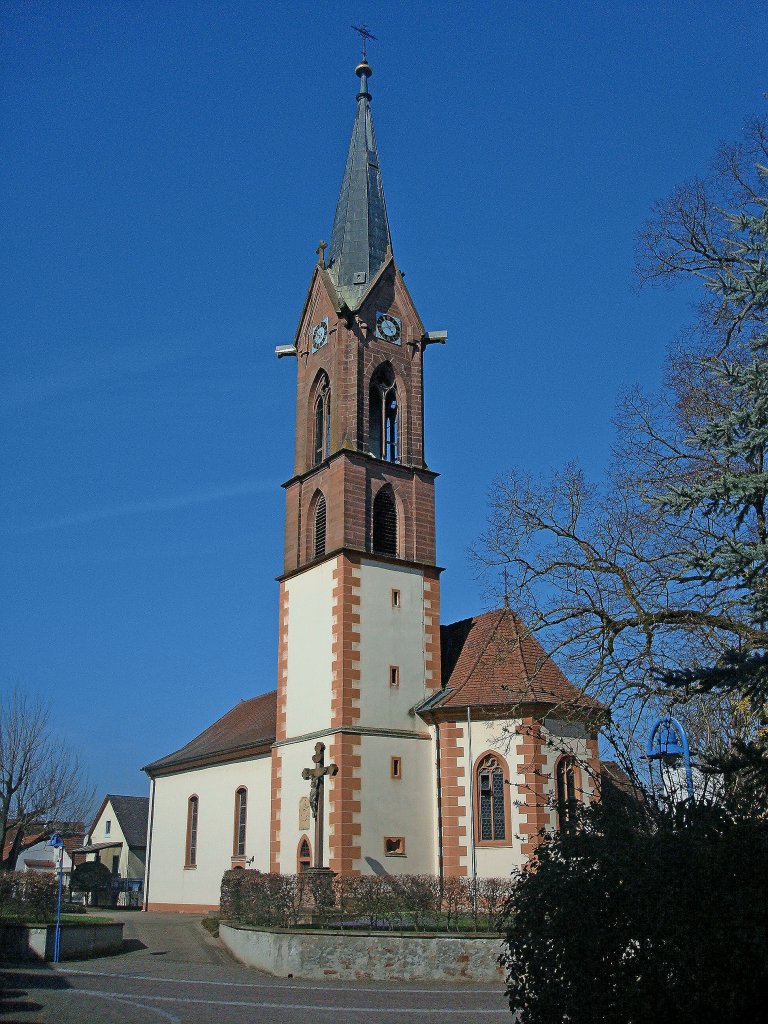 Buchheim, Ortsteil von March, die katholische St.Georgskirche, mit sptgotischem Chor und barockem Langhaus, der Turm stammt aus dem 16.Jahrhundert, die Spitze wurde im 19.Jahrhundert erneuert, Mrz 2011