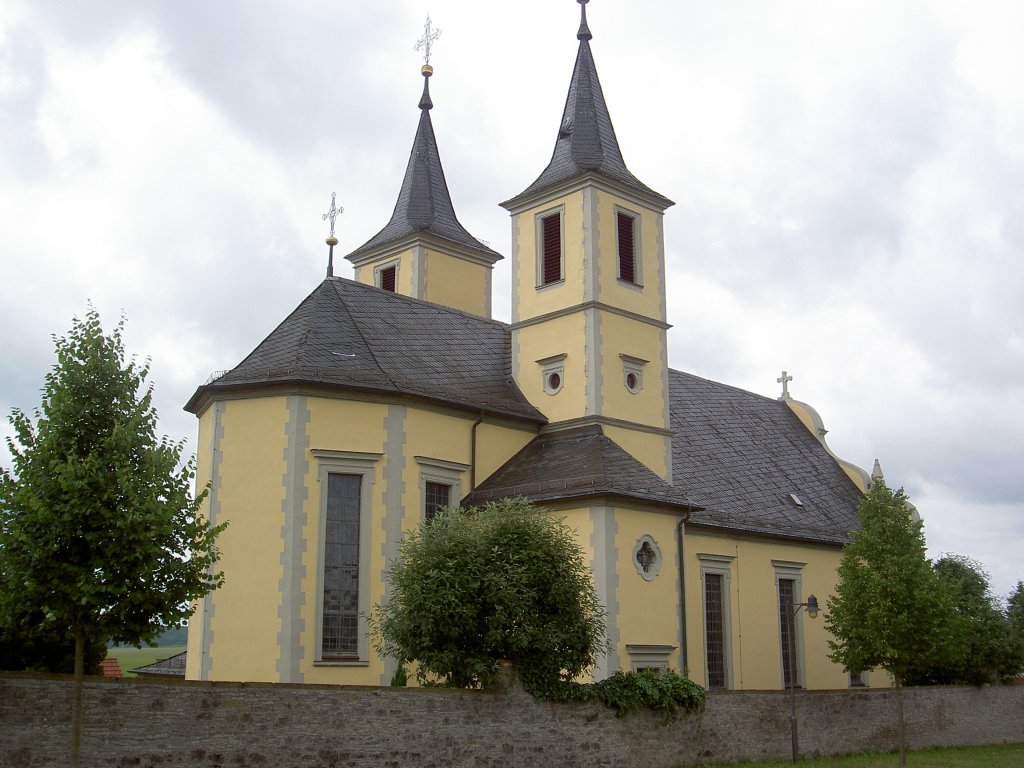 Bchold, Kath. Pfarrkirche St. Nikolaus, Saalbau mit zwischen Turmpaar eingezogenem 
Chor, erbaut von 1619 bis 1622 (17.06.2012)