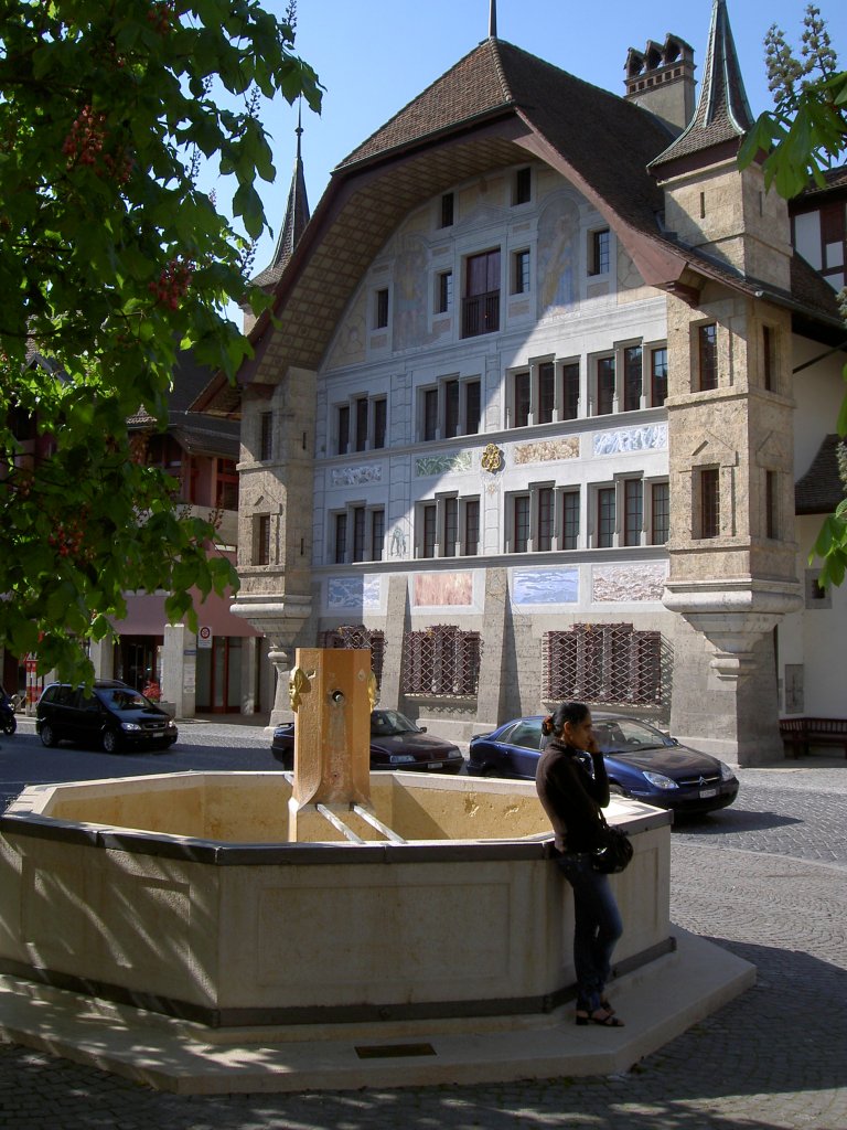 Bren a. d. Aare, Landvogteischloss, erbaut 1620 von Daniel Lerber, Fassade mit 
gotischen Staffelfenster (18.04.2011)