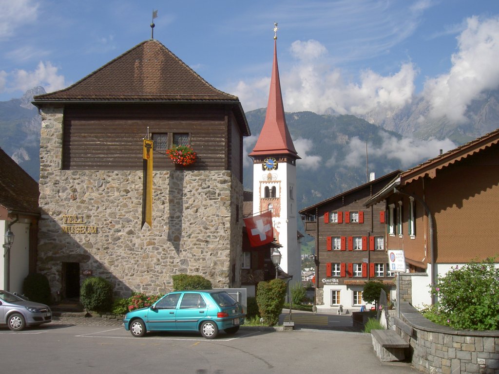 Brglen, Dorfplatz mit Wattigwilerturm, Tellmuseum und St. Peter und Paul Kirche, 
Kanton Uri (05.09.2010)