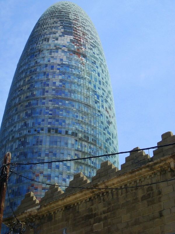 Brohochhaus  Torre Agbar  des franzsischen Architekten Jean Nouvel - vor Resten der alten Bebauung im Osten von Barcelona. 1.8.2008