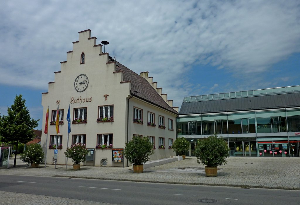 Buggingen, das alte und neue Rathaus des Weinortes im Markgrflerland, Juni 2012 