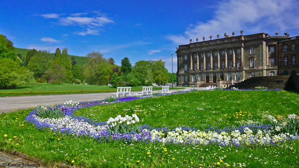 Bunte Blumen zieren die Grnflchen auf der Innenseite des Schlosses Wilhelmshhe in Kassel. Im Bild ist der Nordflgel des klassizistischen Schlosses zu sehen. (15.05.2013)