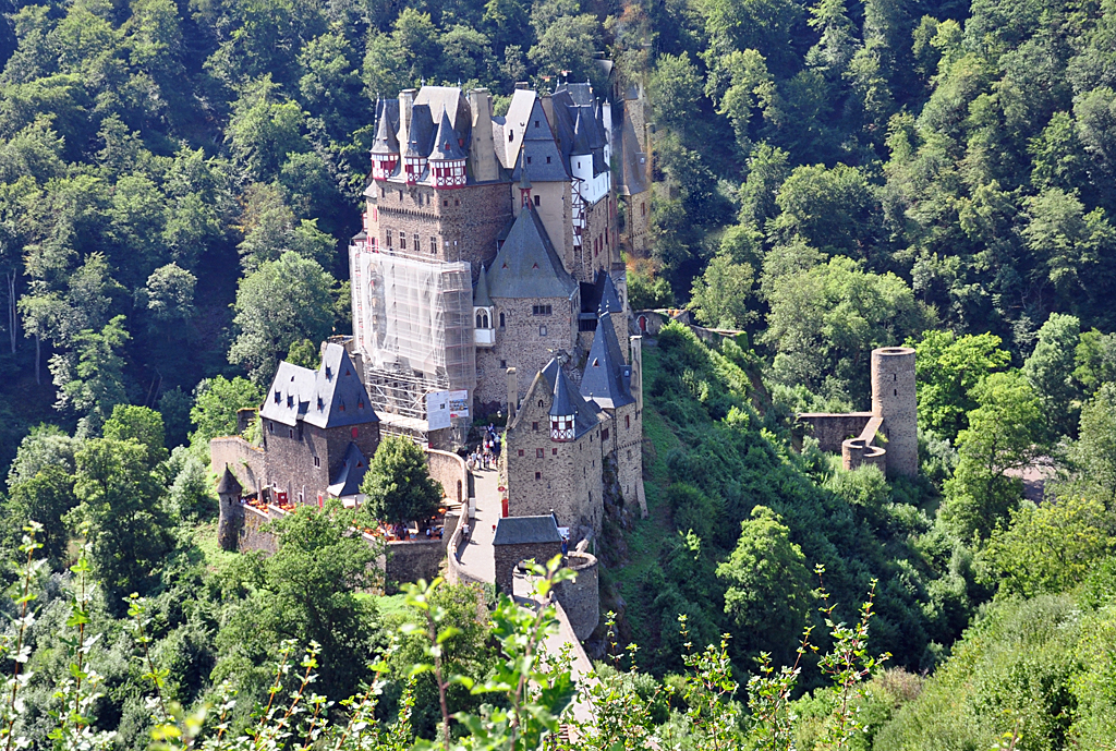 Burg Eltz, versteckt im waldreichen Gebiet in Moselnhe - 10.08.2010