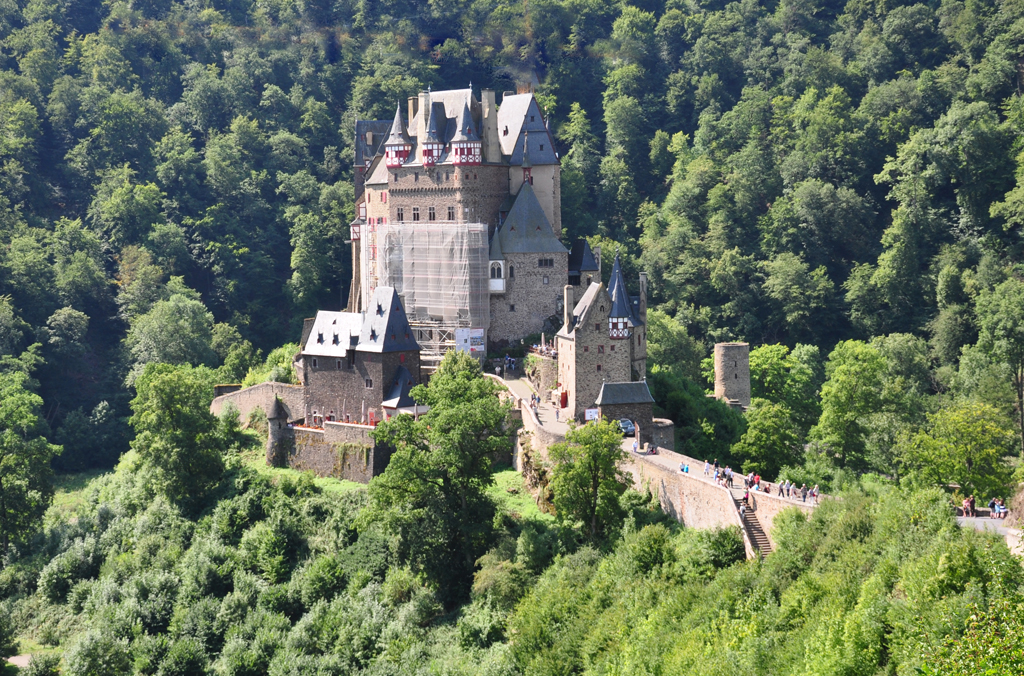 Burg Eltz, versteckt im  Wiesengrund  und zwischen Wldern in Moselnhe, voll mit Touristen aus dem In- und Ausland - 10.08.2010