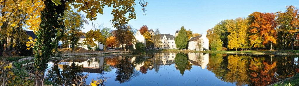 Burg Flamersheim (Euskirchen) mit Wasserspiegelung an einem schönen Herbsttag. Panoramabild aus 3 Einzelaufnahmen. 31.10.2010
