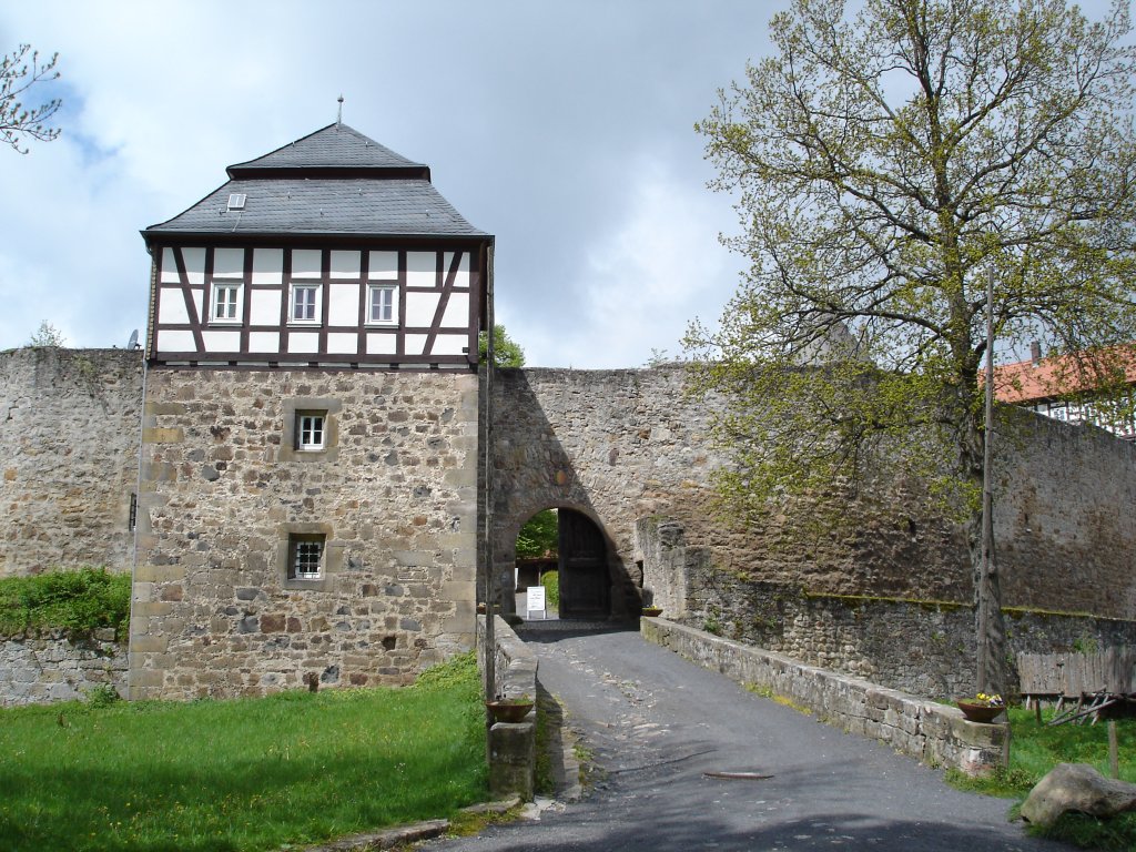 Burg Herzberg/Hessen,
grte Hhenburg in Hessen, 1280-90 erbaut,
heute Ruine mit Restaurant,
hier der Komandantenturm am Eingang zur Vorburg,
Mai 2005
