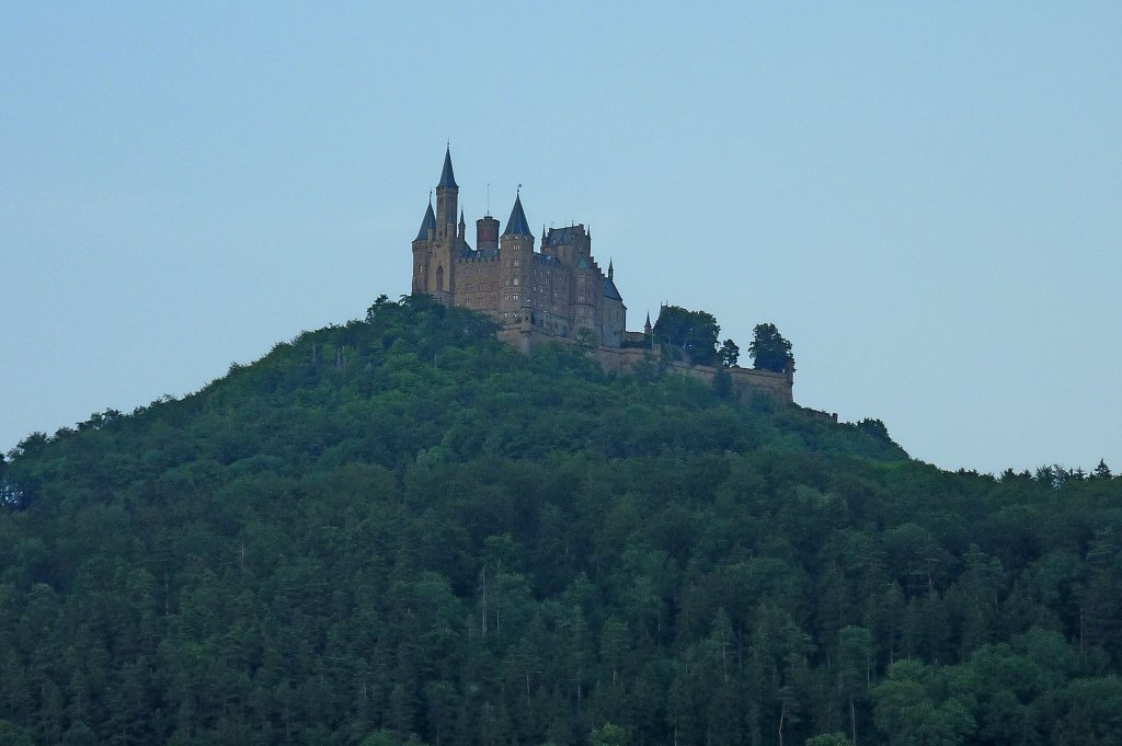 Burg Hohenzollern, auf dem 855m hohen Zollerberg, Stammburg des deutschen Kaiserhauses und Hochadels der Hohenzollern, 1867 in heutiger Form eingeweiht, mit ber 300.000 Besuchern jhrlich eine der meistbesuchten Burgen in Europa, Juli 2011