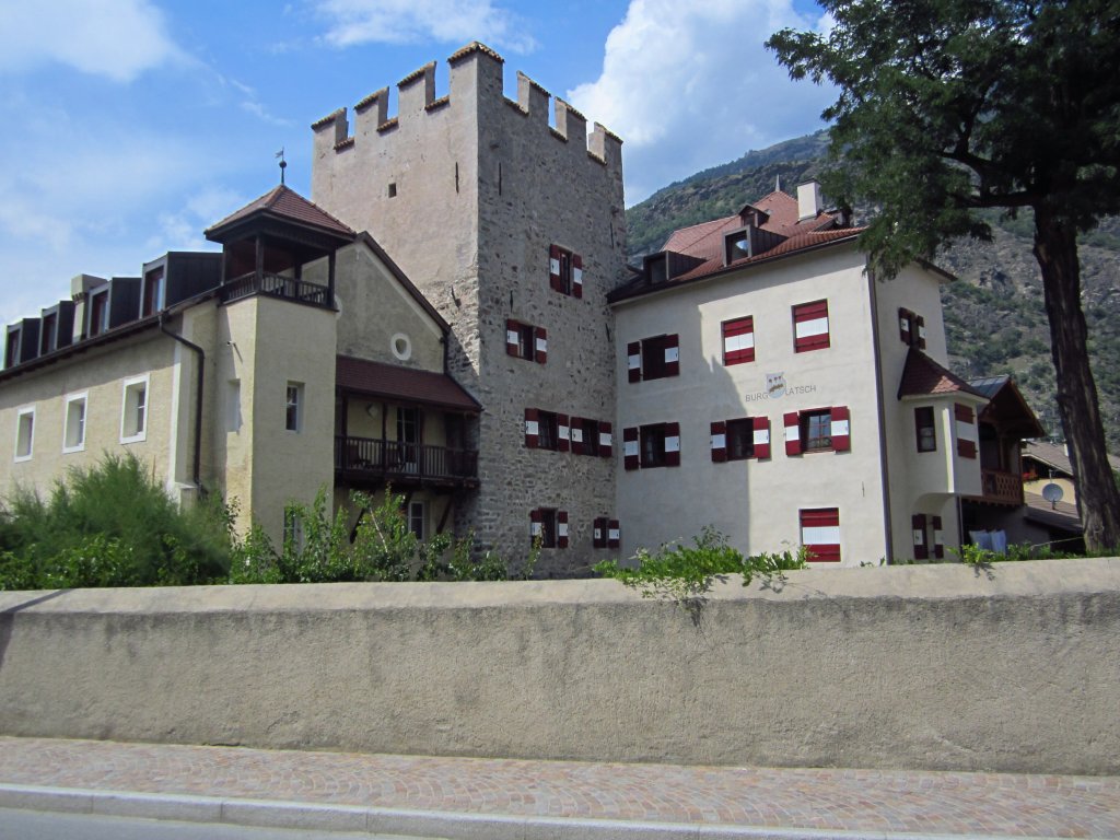 Burg Latsch, erbaut im 13. Jahrhundert, heute im Besitz der Familie Oberhofer 
(04.08.2012) 