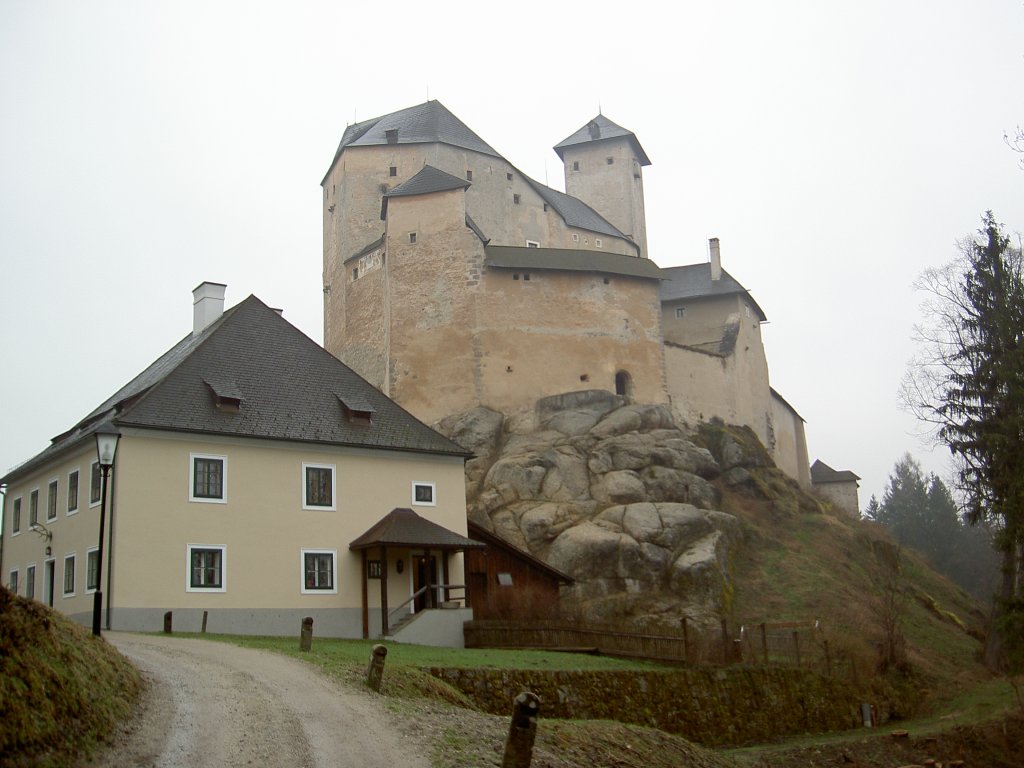 Burg Rappottenstein, erbaut ab 1150 durch Rapoto von Kuenring, seit 1664 im Besitz der Grafen von Abensperg-Traun (20.04.2013)