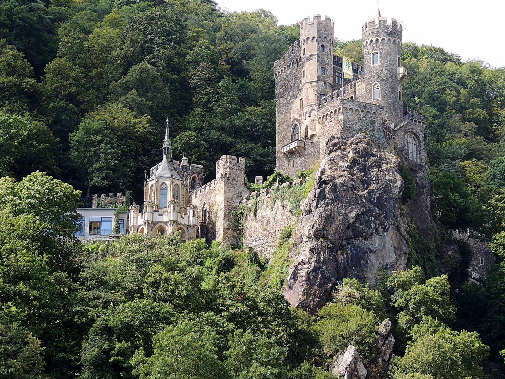 Burg Rheinstein befindet sich bei Rheinkilometer 533; 120829