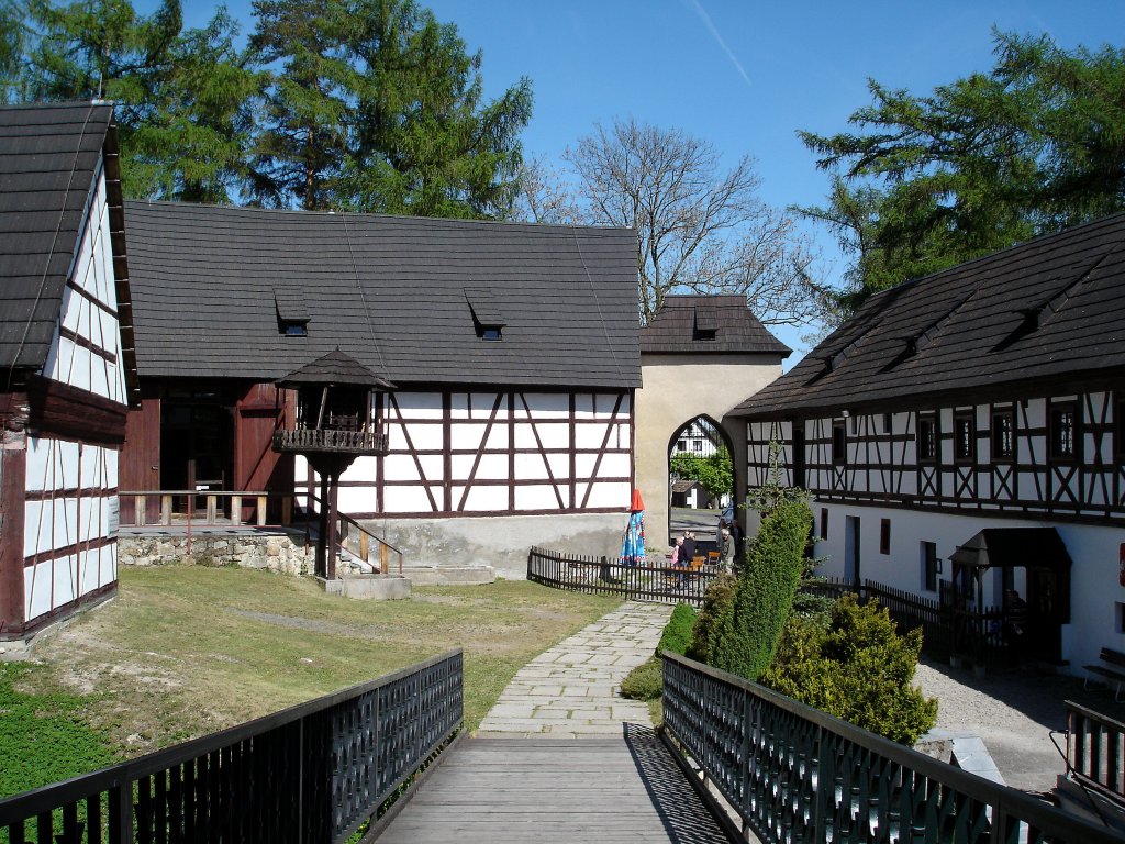 Burg Seeberg im Egerland, Blick vom Eingang der Kernburg in den Vorhof, Mai 2007