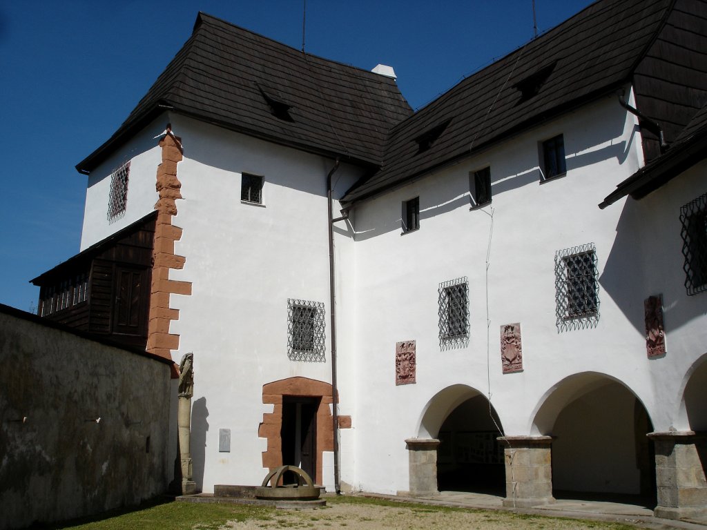 Burg Seeberg im Egerland, Blick in den Innenhof der Kernburg, Mai 2007